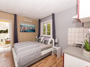 Iron/ironing board, Internet, bed sheets