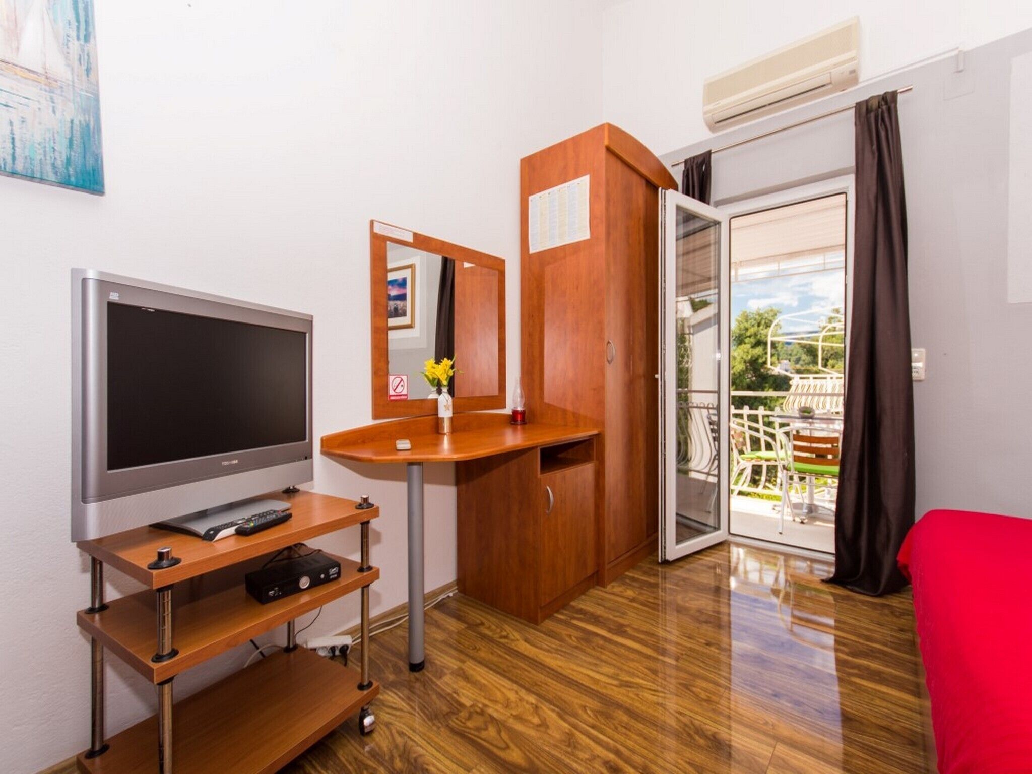 Planxa i posts de planxar, wifi i roba de llit 