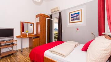 Iron/ironing board, WiFi, bed sheets