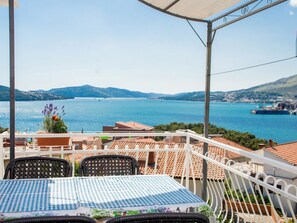Outdoor dining - Villa Stil - One Bedroom Apartment with Balcony and Sea View - 2 (Okrug Gornji)