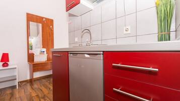 Kjøleskap og kjøkkenutstyr