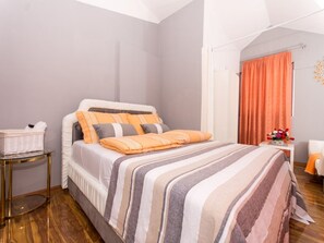2 bedrooms, iron/ironing board, free internet, bed sheets