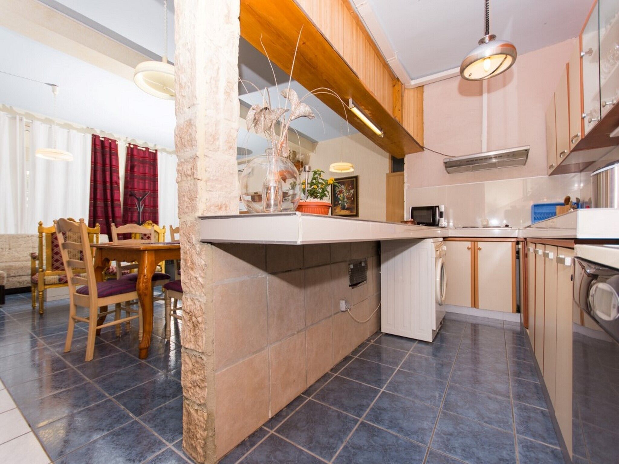 Køleskab, ovn, opvaskemaskine, køkkentøj/tallerkener/redskaber