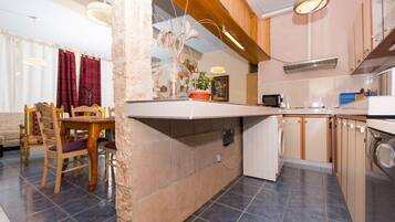 Køleskab, ovn, opvaskemaskine, køkkentøj/tallerkener/redskaber