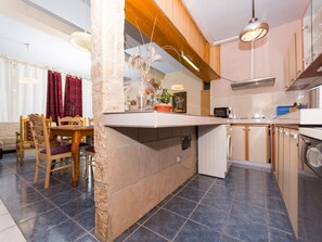 Køleskab, ovn, opvaskemaskine, køkkentøj/tallerkener/redskaber