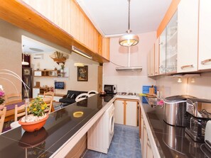 Køleskab, ovn, opvaskemaskine, køkkentøj/tallerkener/redskaber