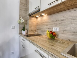 Refrigerador, microondas y utensilios de cocina 