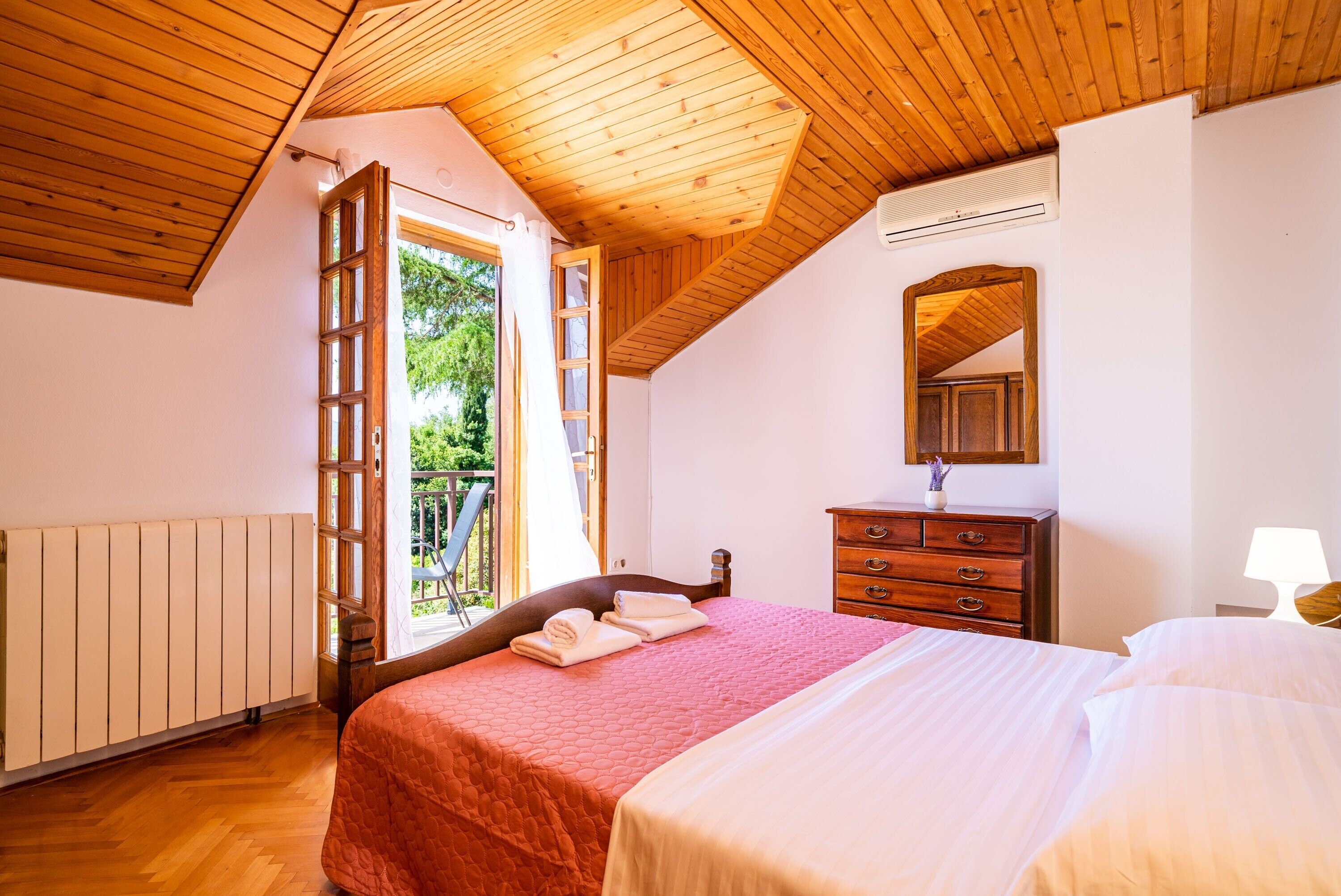 3 bedrooms, iron/ironing board, Internet, bed sheets
