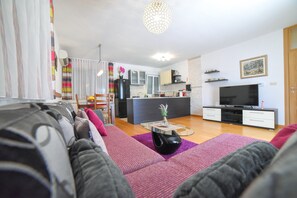 Tv, dvd-spelare och bordsfotboll
