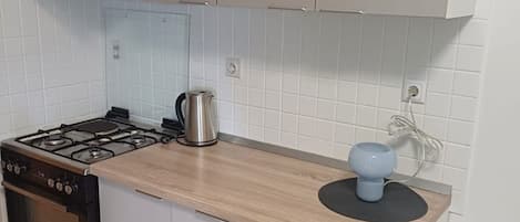 Frigorifero, microonde, forno, piano cottura