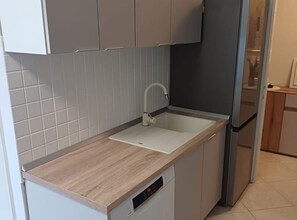 Frigorífico, microondas, horno y placa de cocina