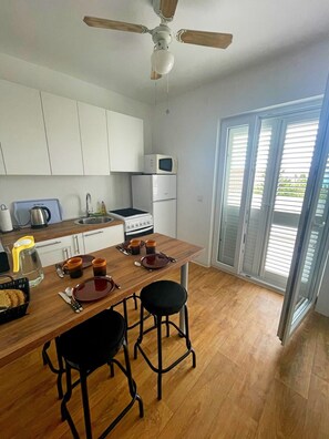 Kühlschrank, Mikrowelle, Ofen, Herdplatte