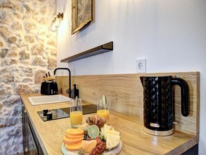 Refrigerador, microondas, tostadora, utensilios de cocina