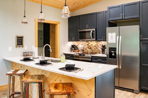 Mountain Modern Cabin w/ Hot Tub | Hideaway View | Bryson City - Cherokee