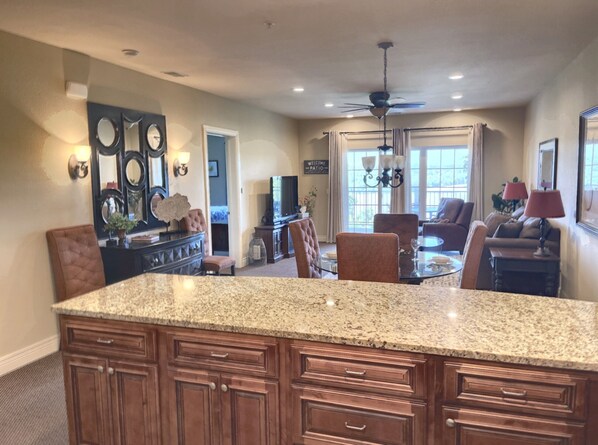 Interior - Gorgeous and Large Condo, Elevator, Pool, Ozark Views! Close to Branson strip! (Branson)