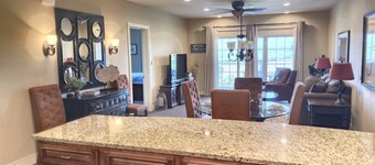 Gorgeous and Large Condo, Elevator, Pool, Ozark Views! Close to Branson strip!