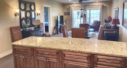 Gorgeous and Large Condo, Elevator, Pool, Ozark Views! Close to Branson strip!