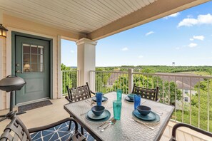 Outdoor dining - Gorgeous and Large Condo, Elevator, Pool, Ozark Views! Close to Branson strip! (Branson)