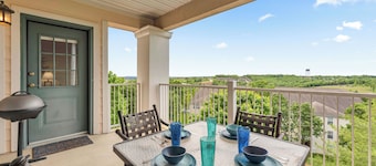 Gorgeous and Large Condo, Elevator, Pool, Ozark Views! Close to Branson strip!