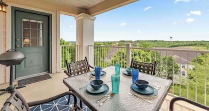 Gorgeous and Large Condo, Elevator, Pool, Ozark Views! Close to Branson strip!