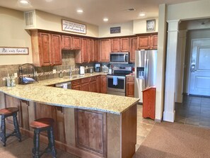 Fridge, microwave, oven, stovetop - Gorgeous and Large Condo, Elevator, Pool, Ozark Views! Close to Branson strip! (Branson)