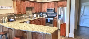 Gorgeous and Large Condo, Elevator, Pool, Ozark Views! Close to Branson strip!