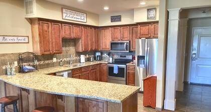 Gorgeous and Large Condo, Elevator, Pool, Ozark Views! Close to Branson strip!