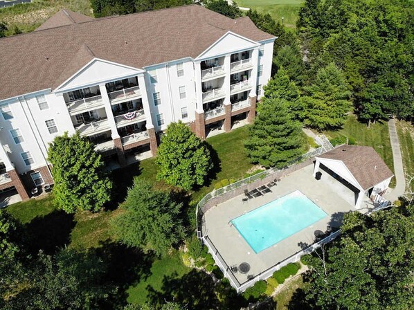 Exterior - Gorgeous and Large Condo, Elevator, Pool, Ozark Views! Close to Branson strip! (Branson)