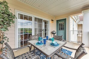 Outdoor dining - Gorgeous and Large Condo, Elevator, Pool, Ozark Views! Close to Branson strip! (Branson)