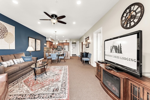 Gorgeous and Large Condo, Elevator, Pool, Ozark Views! Close to Branson strip!