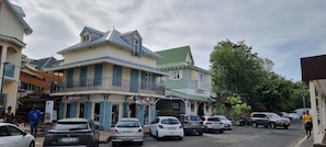 Un bâtiment à deux étages doté d’un balcon et d’un toit végétalisé.
