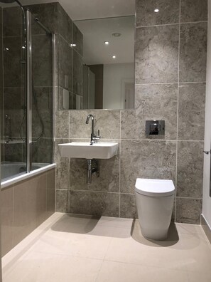 Duschwanne, Haartrockner, Handtücher, Seife