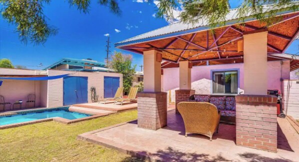 Terrace/patio - Updated central Tucson house with pool, basketball, hot tub, steps to restaurant (Tucson)