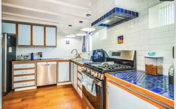 Frigorifero, forno, piano cottura, lavastoviglie