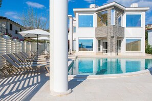A heated pool - Villa PIANO with magnificent sea view (Pinezići)