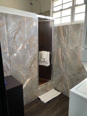 Dusche, Haartrockner, Handtücher, Seife