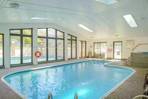 3 Min to Strip! Large Condo, Arcade Game, Pools, Hot tub, Sauna, Golf & Shows!