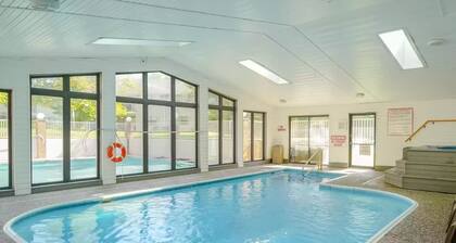 3 Min to Strip! Large Condo, Arcade Game, Pools, Hot tub, Sauna, Golf & Shows!