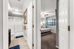 2 عدّة غرف نوم ومكواة/لوح كي وواي فاي وملاءات أسرّة