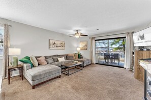 Smart TV - 3 Min to Strip! Large Condo, Arcade Game, Pools, Hot tub, Sauna, Golf & Shows! (Branson)