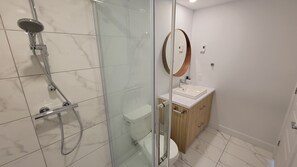 Combined shower/bathtub, hair dryer, towels, soap - Spacieux 3 Chambres à Coucher à 5 min du Vieux-qc (Québec)