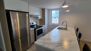 Fridge, microwave, oven, dishwasher - Spacieux 3 Chambres à Coucher à 5 min du Vieux-qc (Québec)