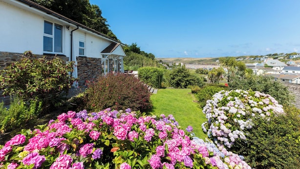 A house with a garden, a lawn, and a view of the sea. - Beach Haven (Wadebridge)