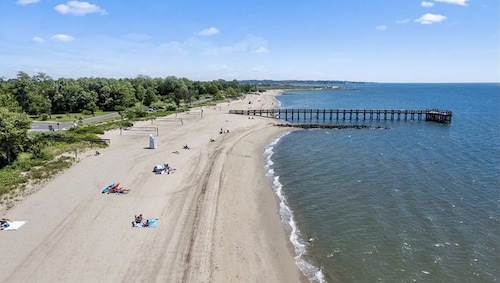 Beautiful fully equipped CT Walnut Beach cottage w/SUP & Kayak 4 min from beach!
