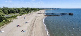 Beautiful fully equipped CT Walnut Beach cottage w/SUP & Kayak 4 min from beach!