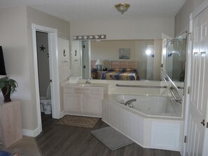 Villa, 2 habitaciones | Baño | Toallas 