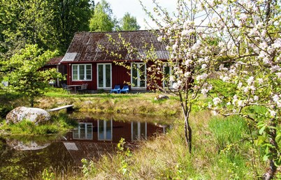 Cottage by the pond in Bolmen, near the lake, canoe,sauna playhouse bicycles, Wi-FI