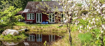 Cottage by the pond in Bolmen, near the lake, canoe,sauna playhouse bicycles, Wi-FI
