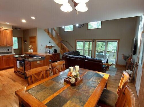 Bear Paw Resort ,high speed   internet , gas fireplace,firepit ,sleeps 8