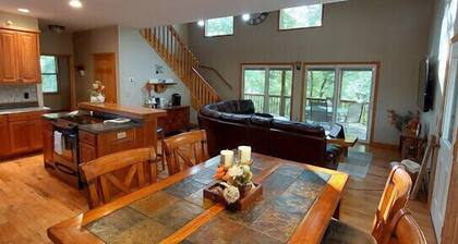 Bear Paw Resort ,high speed internet , gas fireplace,firepit ,sleeps 8